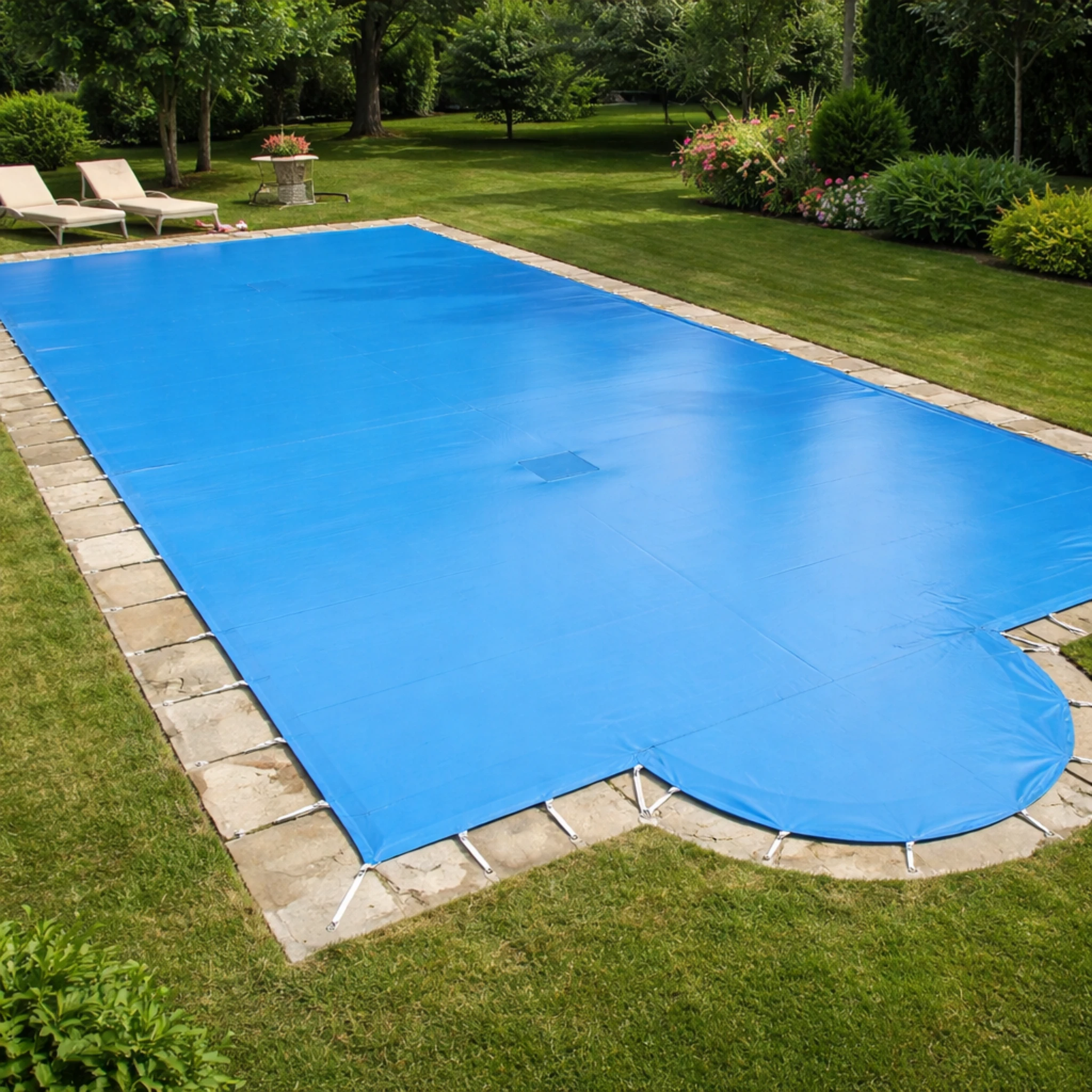lona de piscina azul instalada en jardín protección piscina Parla